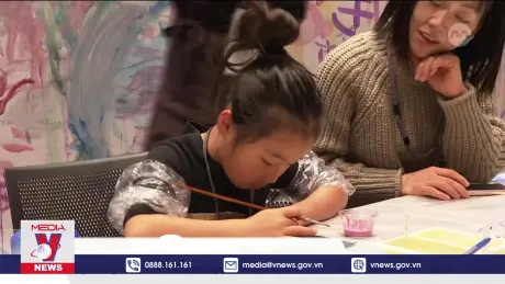 Tận dụng mỹ phẩm thừa làm nguyên liệu vẽ tranh