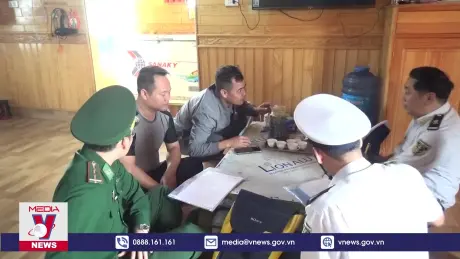 Bộ đội Biên phòng Bình Định cứu 14 người trên tàu hàng bị sóng đánh chìm