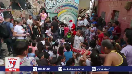 Ông già Noel phát quà cho trẻ em nghèo ở Caracas (Venezuela)