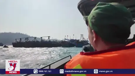 Biên phòng Cô Tô cứu 13 ngư dân gặp nạn trên biển