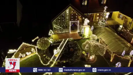 Nhà Giáng sinh rực rỡ làm ấm lòng du khách