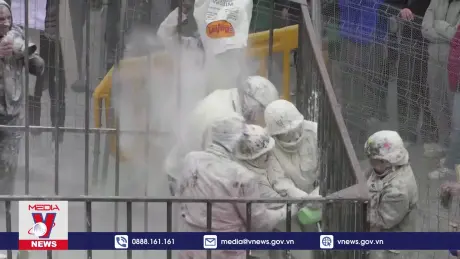 Độc đáo lễ hội ném trứng và bột mì tại Tây Ban Nha
