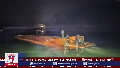 Phà chở ô tô bị lật ngoài khơi ở Hàn Quốc