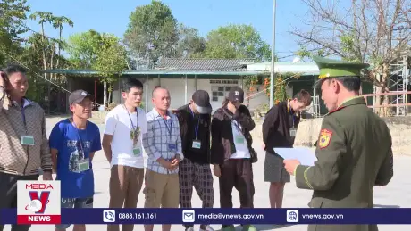 Tiếp nhận 11 công dân nhập cảnh, cư trú trái phép