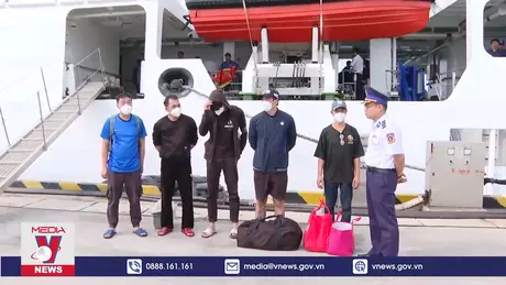 Cảnh sát biển đưa 5 thuyền viên nước ngoài về bờ an toàn
