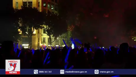 Người dân Hà Nội hào hứng chào đón năm 2025