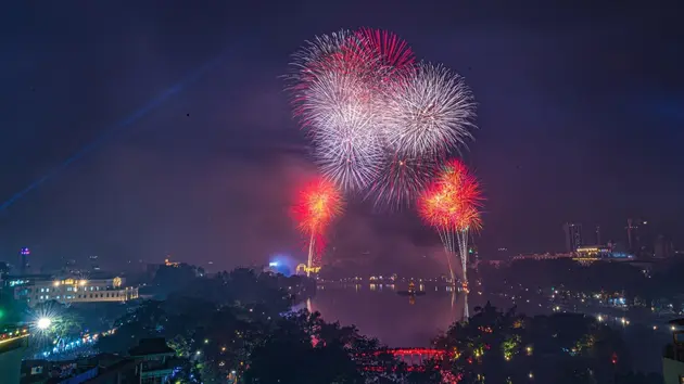 Mãn nhãn màn pháo hoa tại Hà Nội trong thời khắc đón năm mới 2025