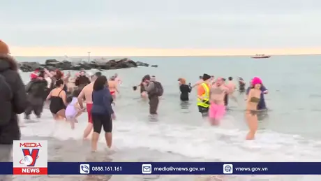 Hòa mình vào nước lạnh giá mừng năm mới
