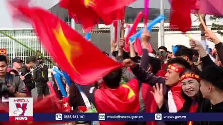 Người hâm mộ háo hức đón các tuyển thủ Việt Nam về nước