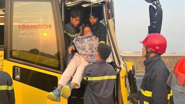 Va chạm xe khách - xe tải, 16 người nhập viện