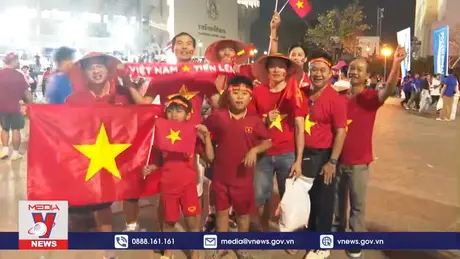 Cổ động viên Việt Nam tại Thái Lan vỡ òa niềm vui chiến thắng