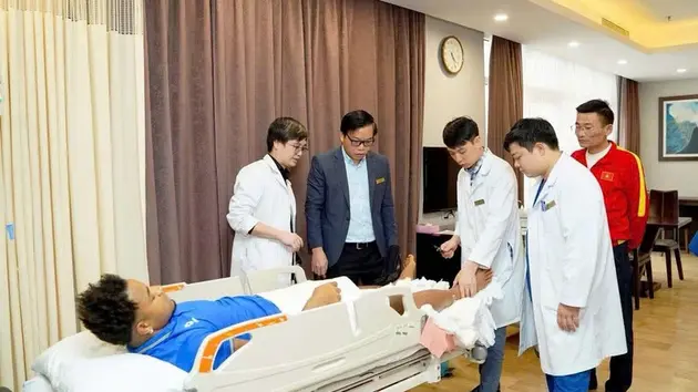 Cầu thủ Xuân Son đã được hội chẩn, dự kiến phẫu thuật vào tối 6/1