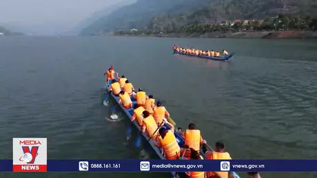 Lễ hội đua thuyền đuôi én ở Mường Lay