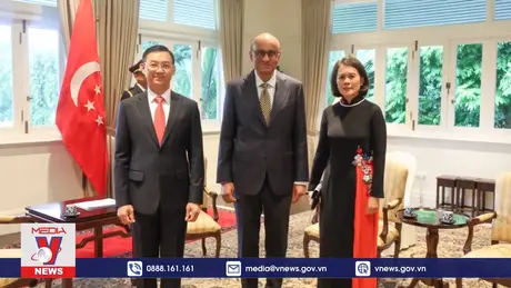 Đại sứ Việt Nam tại Singapore Trần Phước Anh trình quốc thư