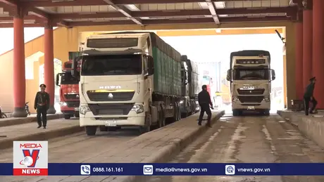 Xuất nhập khẩu đầu năm ở cửa khẩu Cha-lo, Quảng Bình