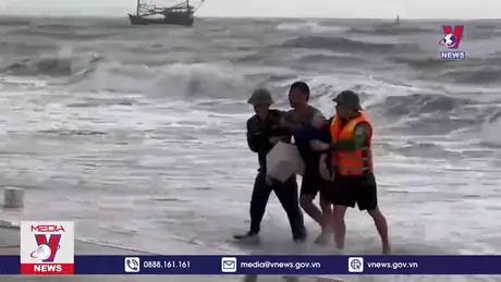 Cứu nạn thành công 8 ngư dân bị nạn trên biển Quảng Bình