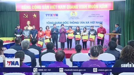 Trao quà cho công đoàn viên, người lao động khó khăn tại TTXVN