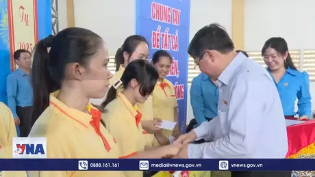 Phó Chủ tịch Quốc hội trao quà Tết tại Sóc Trăng