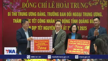 Trao quà Tết cho hộ nghèo, người lao động Quảng Bình