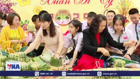 Trải nghiệm gói bánh chưng tại trường song ngữ Lào - Việt