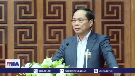 Phó Thủ tướng, Bộ trưởng Ngoại giao trao quà Tết tại Điện Biên