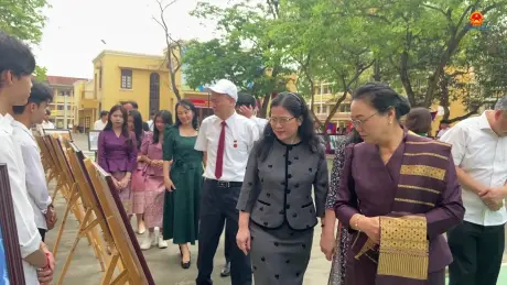 Thứ trưởng Nguyễn Thị Kim Chi mừng năm mới Bunpimay cùng lưu học sinh Lào