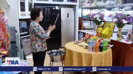 Kiều bào tại Lào gìn giữ nét đẹp trong ngày cúng ông Công ông Táo