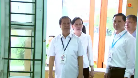 Bộ trưởng Nguyễn Kim Sơn động viên thí sinh, giáo viên trước kì thi tốt nghiệp THPT