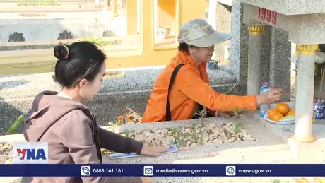 Tảo mộ ngày Tết - Nét đẹp văn hóa của người Việt tại Lào