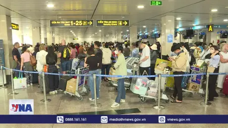 Sân bay Tân Sơn Nhất đông nghẹt khách trong ngày 25 Tết Ất Tỵ