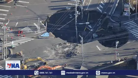 Nhật Bản nỗ lực giải cứu tài xế kẹt trong “hố tử thần”