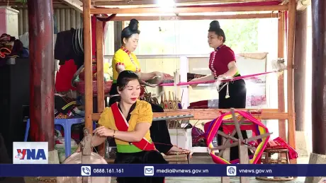 Giữ gìn nghề dệt thổ cẩm trang phục dân tộc Thái