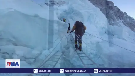 Nepal tăng phí leo núi Everest