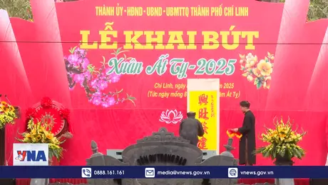 Khai bút đầu Xuân tại đền thờ thầy giáo Chu Văn An