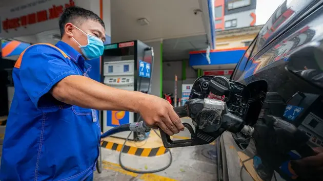 Giá xăng dầu cùng bật tăng, RON95-III vượt 21.000 đồng mỗi lít
