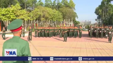 Kết hợp chặt chẽ huấn luyện quân sự với giáo dục chính trị