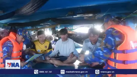 Vùng 4 Hải quân hỗ trợ nước ngọt, lương thực cho ngư dân gặp khó