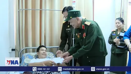 Việt Nam tặng quà cho thương bệnh binh là quân nhân và cựu quân nhân Lào