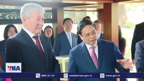 Thủ tướng Việt Nam và Kyrgyzstan thăm Khu di tích Bác Hồ