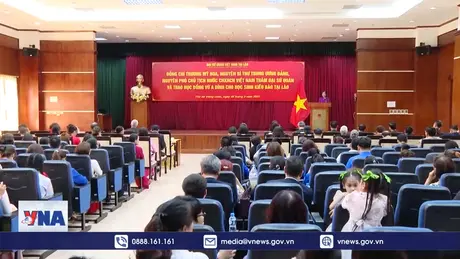 Học bổng Vừ A Dính tiếp thêm động lực cho con em kiều bào tại Lào
