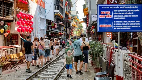 Hà Nội xử lý hoạt động kinh doanh, tụ tập đông người tại phố “Cà phê đường tàu”