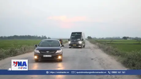 Xe tải né trạm thu phí tàn phá đường huyện ở Nghệ An 