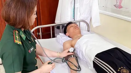 Kịp thời cứu một nam thanh niên trôi dạt trên biển