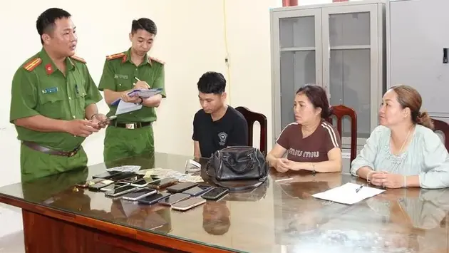 Bắt nhóm đối tượng dàn cảnh trộm cắp khi người dân chiêm bái xá lợi Phật
