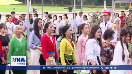 Dòng người nối dài vào Lăng viếng Bác