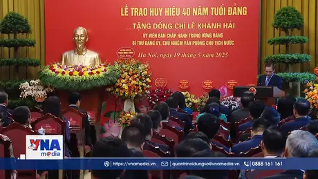 Chủ nhiệm Văn phòng Chủ tịch nước nhận Huy hiệu 40 năm tuổi Đảng