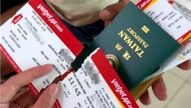 Tạm đình chỉ công tác cán bộ cửa khẩu vì xé thẻ lên máy bay của khách