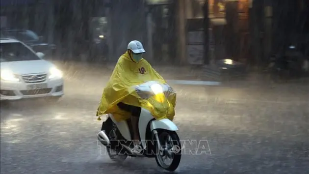 Hà Nội mưa to, cảnh báo nhiều tuyến phố ngập lụt