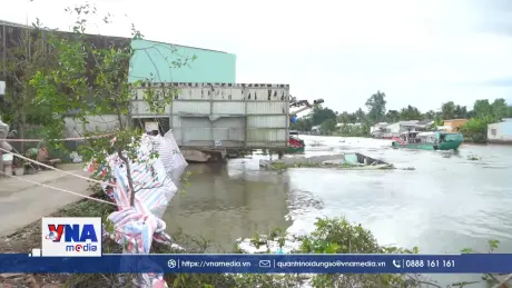 Sạt lở nhấn chìm nhà dân ở Cần Thơ