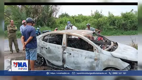 Xe ô tô bốc cháy dữ dội khi đang lưu thông tại Sóc Trăng